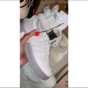 NIKE SIZE 8 WOMEN/ 6 MEN